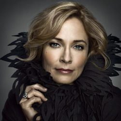 Susanna Thompson es Moira Queen en 'Arrow'