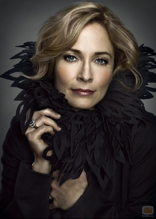 Susanna Thompson es Moira Queen en 'Arrow'