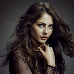 Willa Holland es Thea Queen en 'Arrow'