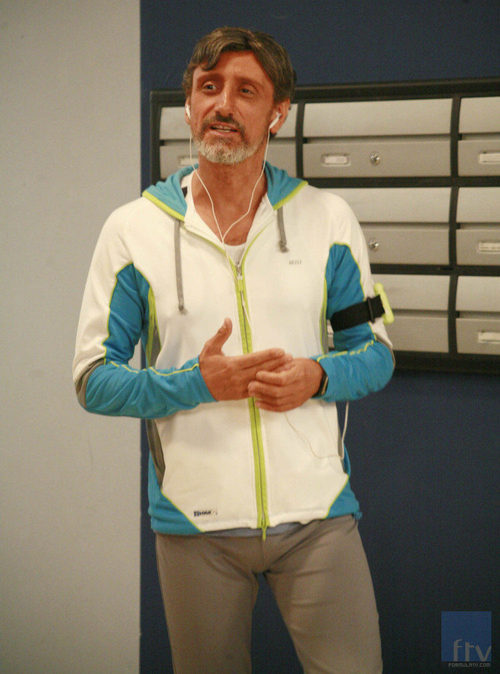 Enrique Pastor (José Luis Gil) con peluquín