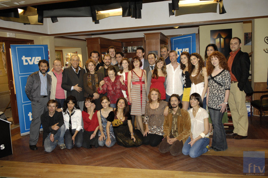 Reparto de el porvenir es largo