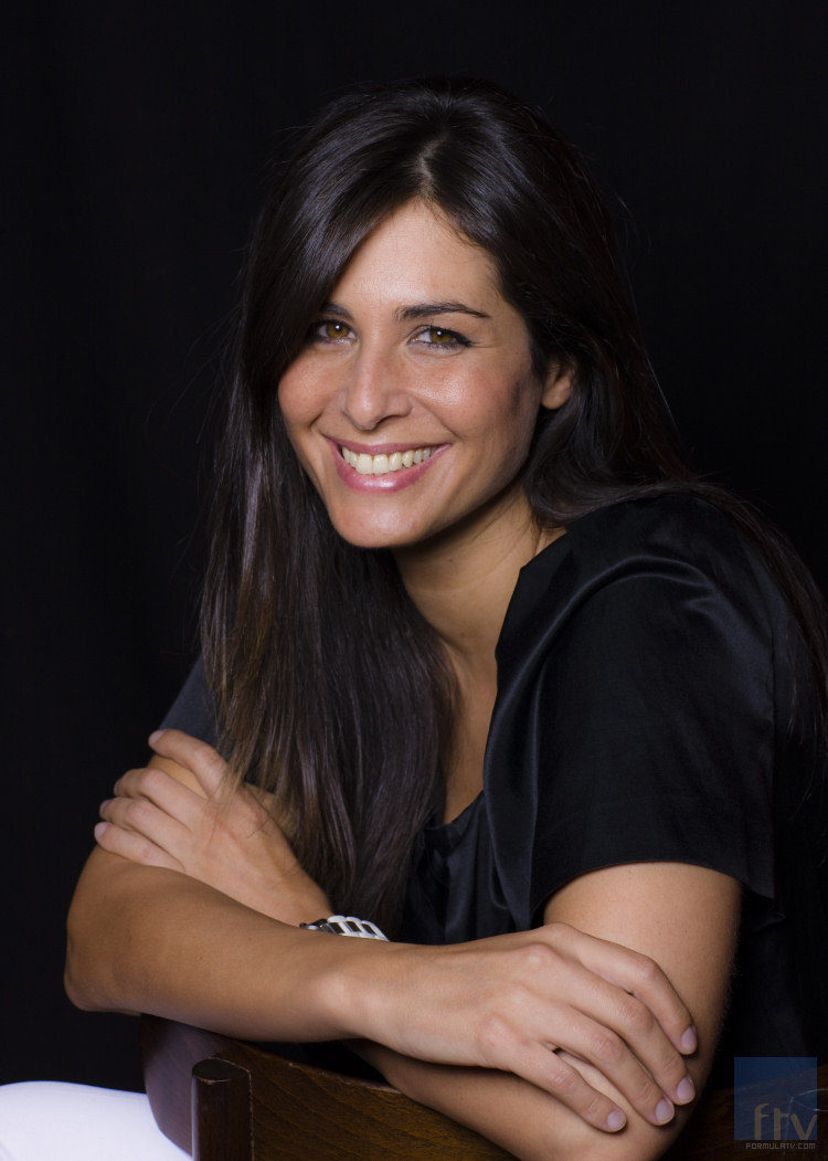 Nuria Roca, sonriente