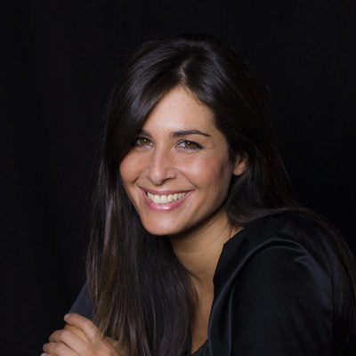 Nuria Roca, sonriente