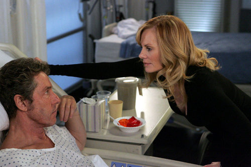 Marg Helgengerber visita un hombre en el hospital