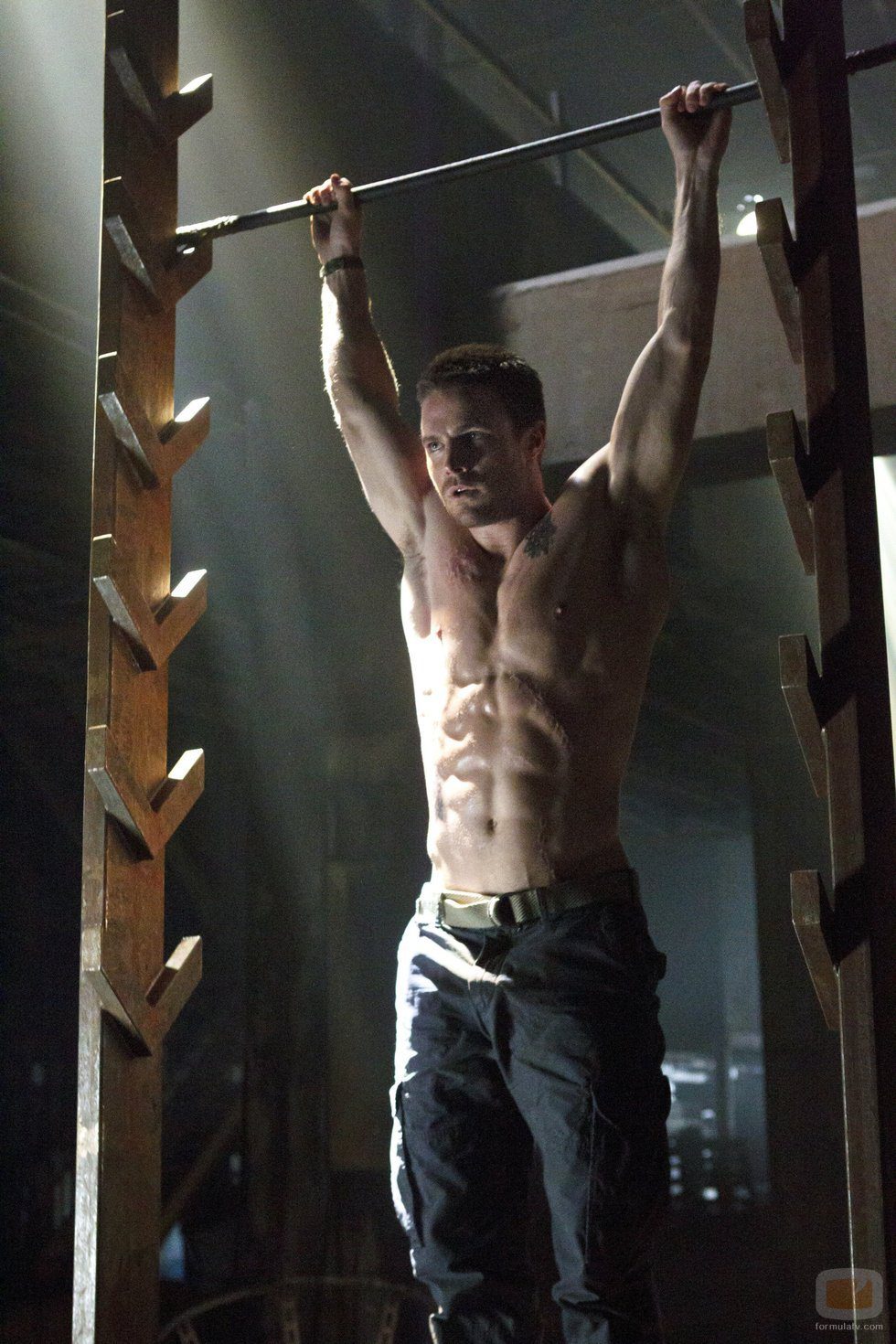 Oliver Queen (Stephen Amell) entrena duro para luchar contra el crimen en 'Arrow'