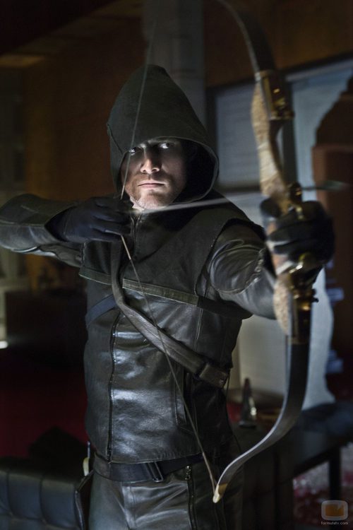 Oliver Queen como el encapuchado de 'Arrow'