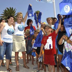 Mercedes Milá, emblema de la campaña de 12 Meses "Antes de guardar la toalla, limpia tu metro de playa"
