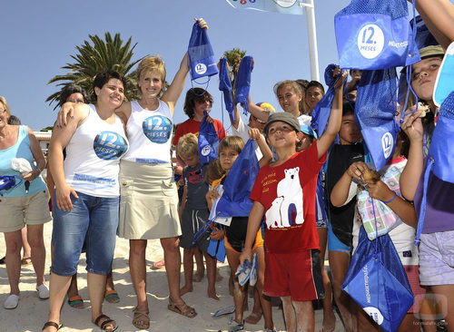 Mercedes Milá, emblema de la campaña de 12 Meses "Antes de guardar la toalla, limpia tu metro de playa"