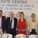 Los protagonistas de la campaña "Antes de guardar la toalla, limpia tu metro de playa", fotografiados en Menorca