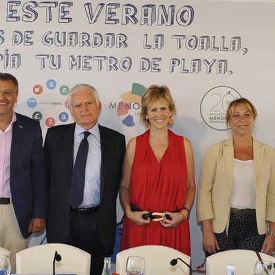 Los protagonistas de la campaña "Antes de guardar la toalla, limpia tu metro de playa", fotografiados en Menorca