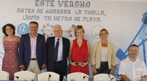 Los protagonistas de la campaña "Antes de guardar la toalla, limpia tu metro de playa", fotografiados en Menorca