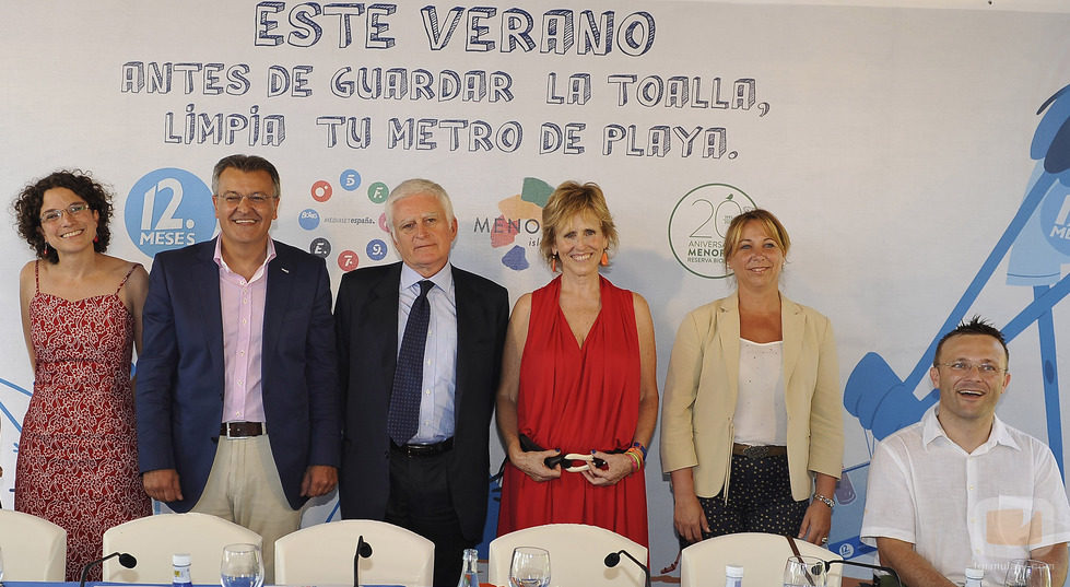 Los protagonistas de la campaña "Antes de guardar la toalla, limpia tu metro de playa", fotografiados en Menorca
