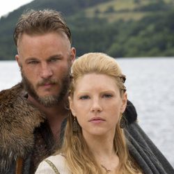 Travis Fimmel y Katheryn Winnick, protagonistas de 'Vikingos'