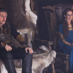 Gabriel Byrne y Jessalyn Gilsig, conde y condesa Haraldson en 'Vikingos'