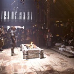 Travis Fimmel, Gabriel Byrne y Jessalyn Gilsig, protagonistas de 'Vikingos'