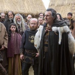 Travis Fimmel y Gabriel Byrne, vikingo y conde en la serie 'Vikingos'