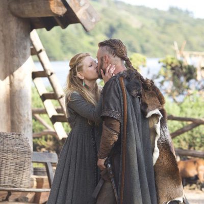 Travis Fimmel y Katheryn Winnick en el tercer capítulo de 'Vikingos'