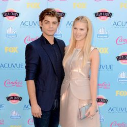 Garrett Clayton y Claudia Lee en los Teen Choice Awards 2013