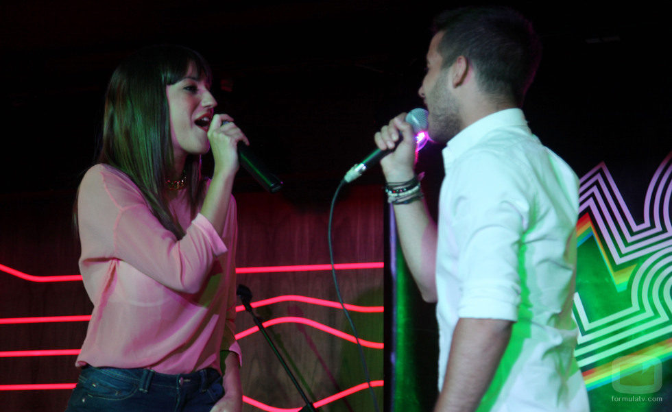 Emma Tejeda y Josh ('El número uno') en el concierto de la sala 40 Café de Madrid