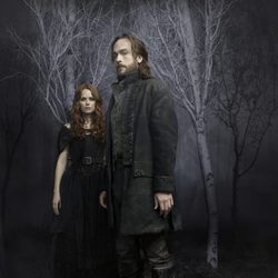 Katia Winter y Tom Mison