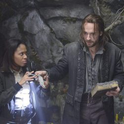 Nicole Beharie y Tom Mison en 'Sleepy Hollow'