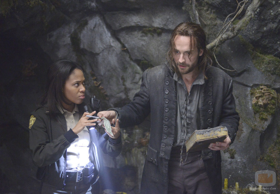 Nicole Beharie y Tom Mison en 'Sleepy Hollow'