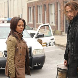 Abbie Mills y Ichabod Crane en un capítulo de 'Sleepy Hollow'