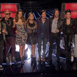 La presentadora Jacqueline Bracamontes con el equipo de 'La Voz... México 3'