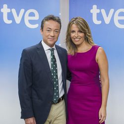 Sergio Sauca y Pilar García Muñiz, presentadores del 'Telediario 1'
