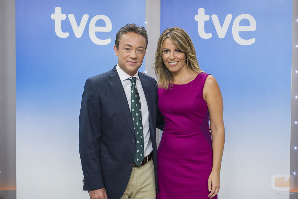 Sergio Sauca y Pilar García Muñiz, presentadores del 'Telediario 1'
