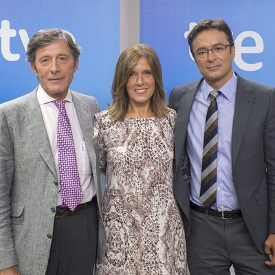 Jesús Álvarez, Ana Blanco y Marcos López, presentadores del 'Telediario 2'
