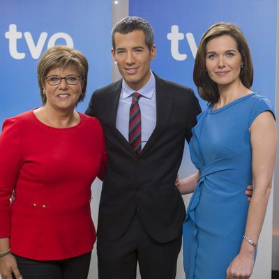 Maria Escario, Oriol Nolis y Raquel Martínez, presentadores del 'Telediario fin de semana'