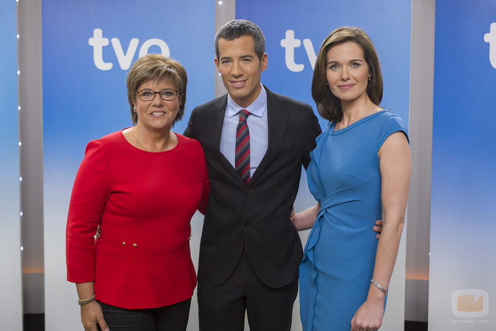 Maria Escario, Oriol Nolis y Raquel Martínez, presentadores del 'Telediario fin de semana'
