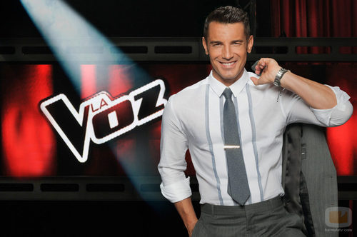 Jesús Vázquez sonríe en el plató de 'La voz'