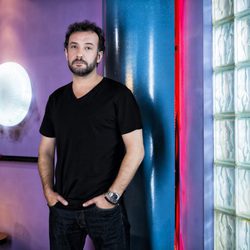 José Luis García Pérez regenta el karaoke de 'Vive cantando'