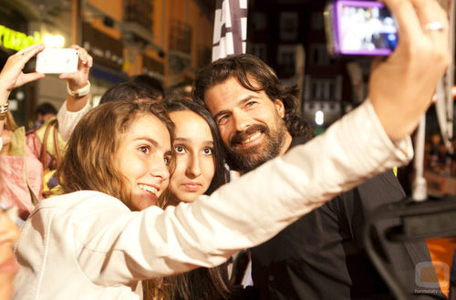 Rodolfo Sancho se hace fotos con sus fans en la alfombra naranja del FesTVal de Vitoria