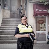 Geli Albadalejo de agente de policía en 'Vive cantando'