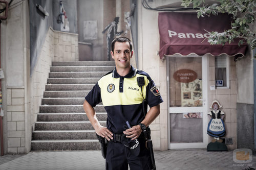 Juan Fredsa es el agente Tito en 'Vive cantando'