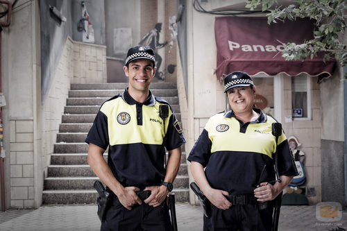 Juan Fredsa y Geli Albadalejo son los policías de 'Vive cantando'