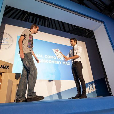 'El mago Pop' realizando un truco de magia en la presentación del FesTVal