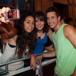 Hugo Rosales con una fan en la alfombra naranja del FesTVal de Vitoria