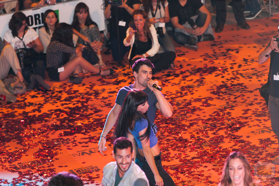 Christian Sánchez y María Hinojosa cantan y bailan en la alfombra naranja del FesTVal de Vitoria 2013