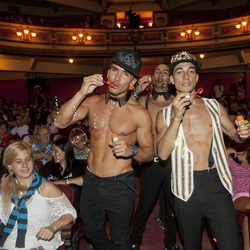 Bailarines sin camiseta antes del estreno de 'Dreamland' en el FesTVal de Vitoria