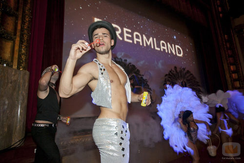 Bailarín sin camiseta en el escenario del FesTVal de Vitoria antes del estreno de 'Dreamland'