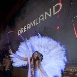 Mujer emplumada en el espectáculo de 'Dreamland' en el FesTVal de Vitoria