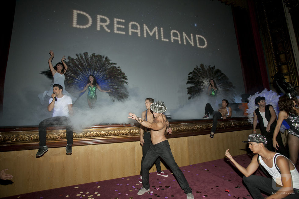Christian Sánchez canta antes del estreno de 'Dreamland' en el FesTVal de Vitoria