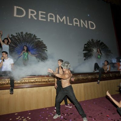 Christian Sánchez canta antes del estreno de 'Dreamland' en el FesTVal de Vitoria