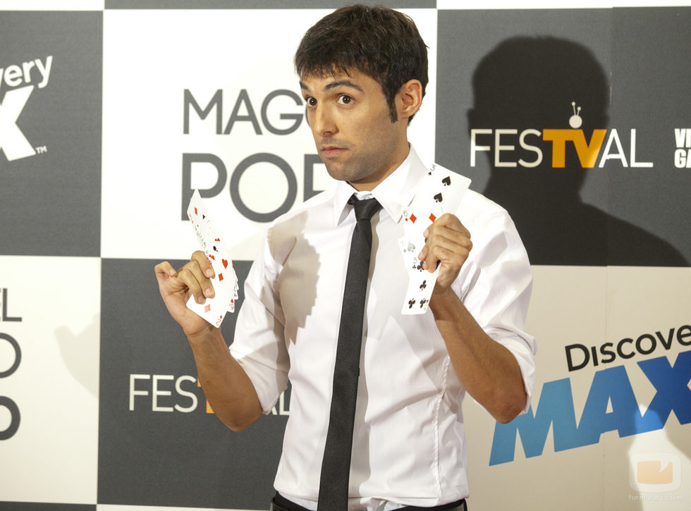 Antonio Díaz, 'El mago Pop', juega con una baraja de cartas