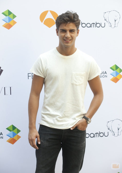 Maxi Iglesias en el FesTVal de Vitoria presentando 'Galerías Velvet'