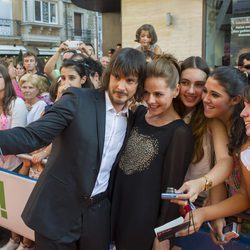 Miryam Gallego y David Janer se fotografían con los fans en la alfombra naranja